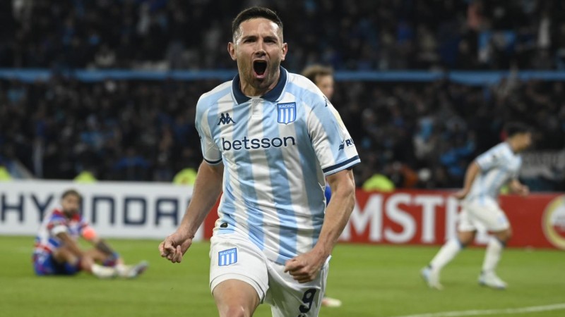 La Maravilla de Martínez: Racing, de chilena a los octavos de final